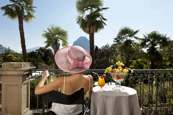 Zomer vrouw portret op een luxe terras aan het meer — Stockfoto