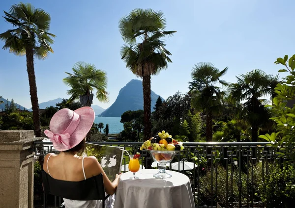 Retrato de mujer de verano en una terraza de lujo junto al lago — Foto de Stock