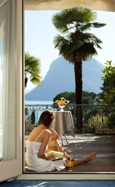 Ritratto donna estate su una terrazza di lusso sul lago — Foto Stock