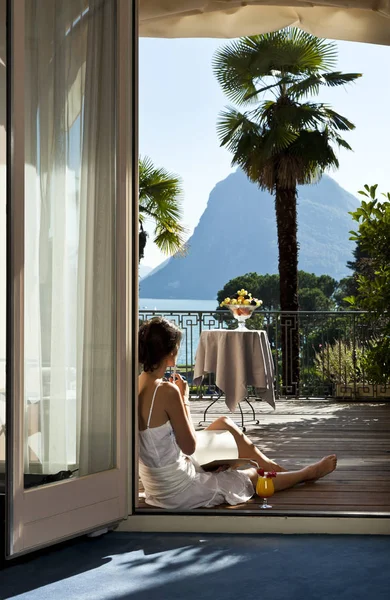 Sommer-Frauenporträt auf einer Luxus-Terrasse am See — Stockfoto