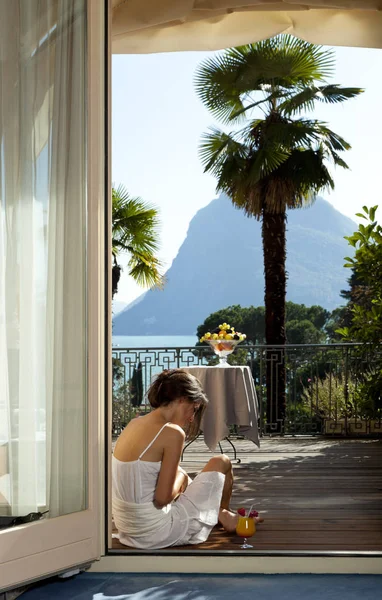 Portrait de femme été sur une terrasse de luxe au bord du lac — Photo