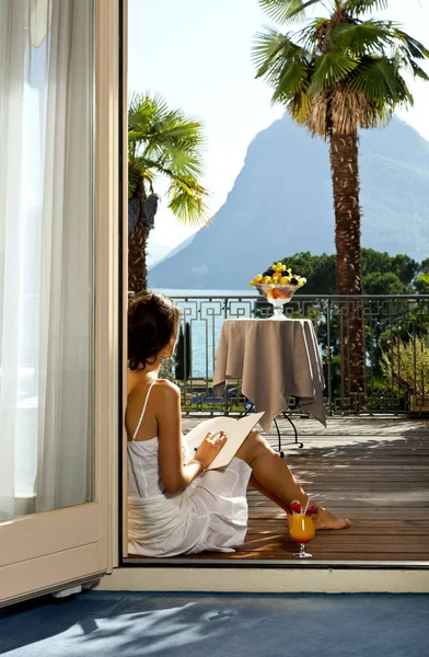 Retrato de mulher de verão em um terraço de luxo junto ao lago — Fotografia de Stock