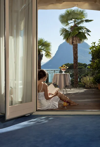 Ritratto donna estate su una terrazza di lusso sul lago — Foto Stock