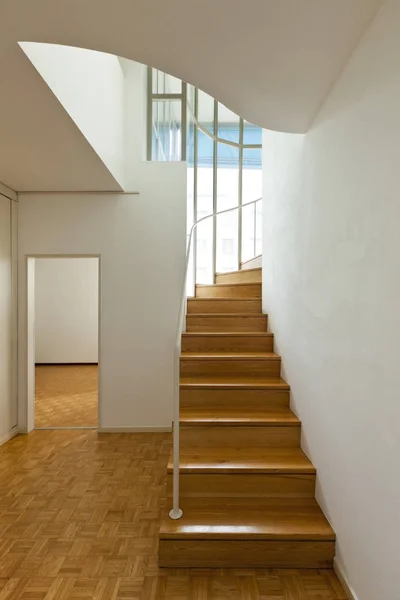 Duplex Terang Dengan Lantai Kayu Keras Tangga Kayu — Stok Foto