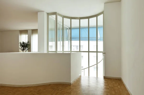 Helle Maisonette Mit Hartholzböden Großer Raum Mit Großem Fenster — Stockfoto