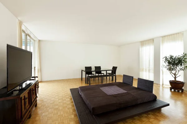 Helle Maisonette Mit Hartholzböden Großes Zimmer Mit Doppelbett — Stockfoto