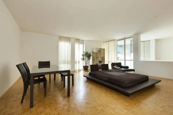 Helle Maisonette Mit Hartholzböden Großes Zimmer Mit Doppelbett Und Tisch — Stockfoto
