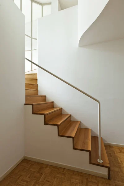 Яркий Дуплекс Паркетными Полами Деревянные Лестницы — стоковое фото