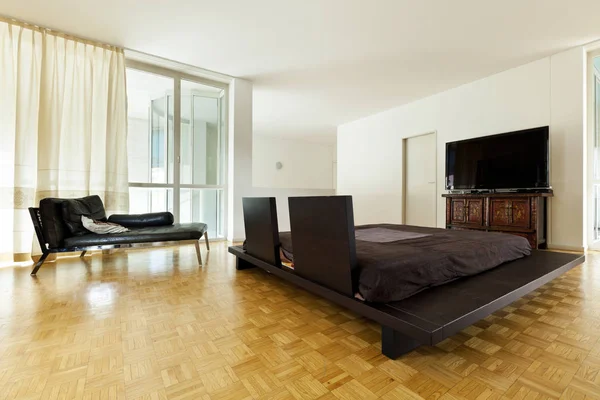 Helle Maisonette Mit Hartholzböden Großes Zimmer Mit Doppelbett — Stockfoto