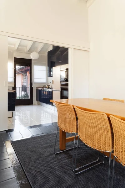 Interior Loft Confortável Mobiliário Moderno Mesa Jantar — Fotografia de Stock