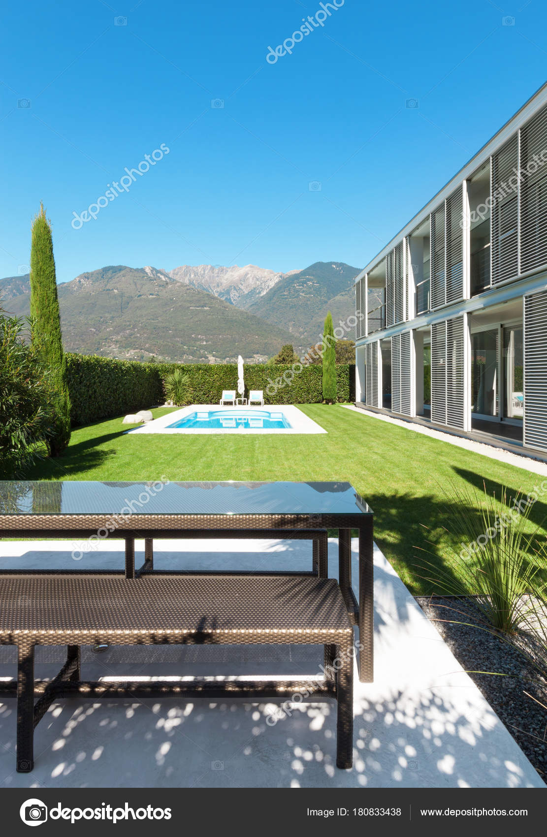 Moderna villa con piscina — foto stock © zveiger #180833438 Villa moderna con piscina