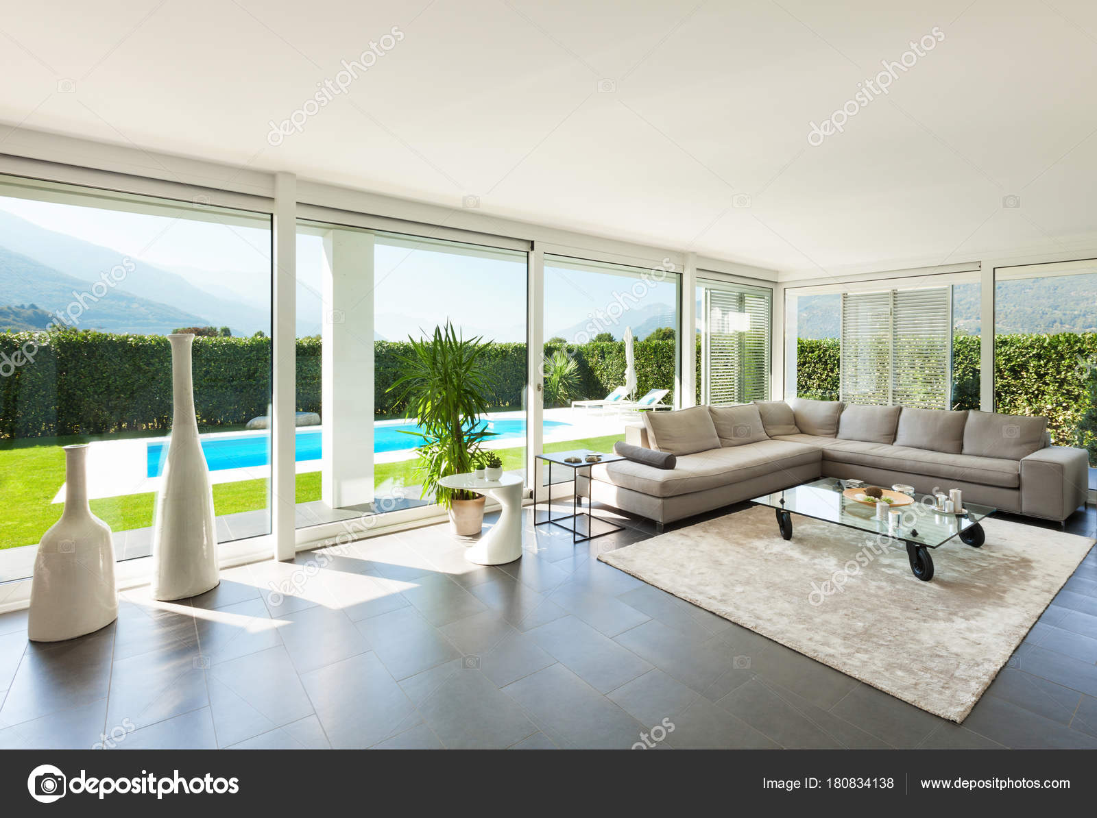Casa moderna, interni — foto stock © zveiger #180834138 Casa moderna interni