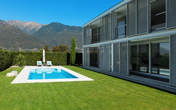 Modern villa med pool — Stockfoto