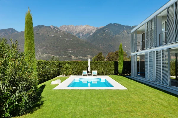 Modern villa med pool — Stockfoto