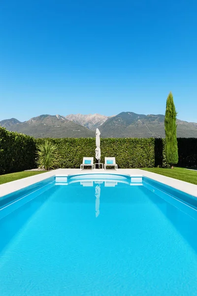 Moradia moderna com piscina — Fotografia de Stock