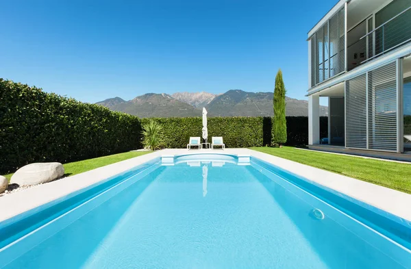 Modern villa med pool — Stockfoto