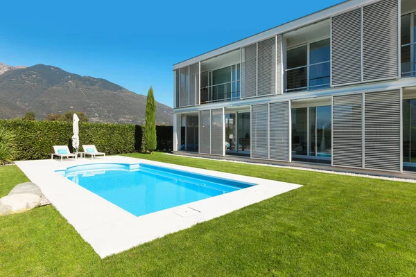 Villa moderne avec piscine — Photo