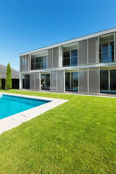 Villa moderna con piscina — Foto Stock
