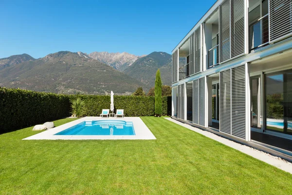 Modern villa havuzlu — Stok fotoğraf