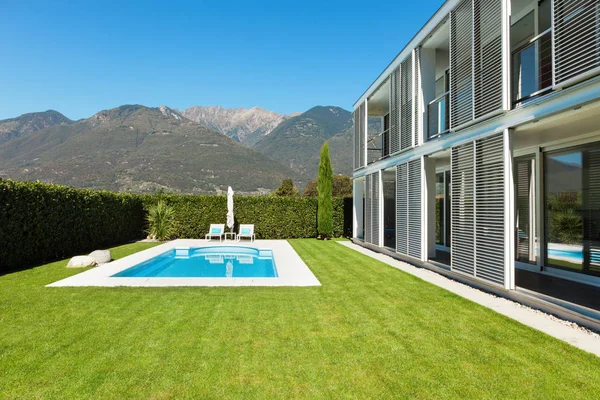 Modern villa med pool — Stockfoto