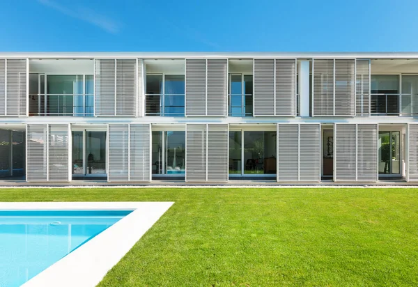 Modern villa med pool — Stockfoto