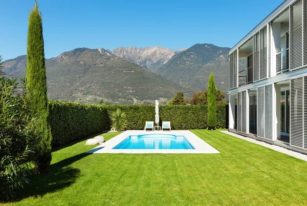 Modern villa med pool — Stockfoto