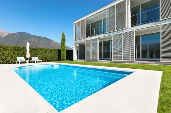 Villa moderna con piscina —  Fotos de Stock