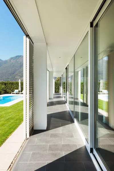 Modern villa with pool — Stock Photo, Image