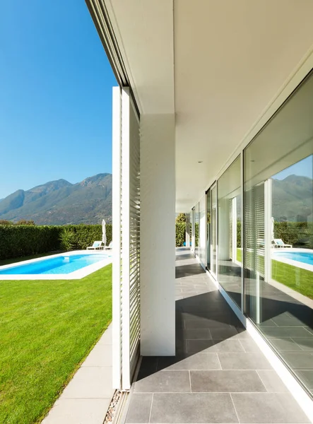 Modern villa with pool — Stock Photo, Image