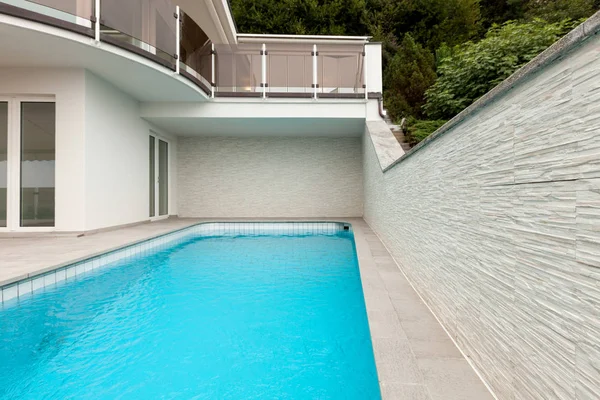 Edificio con piscina — Foto de Stock