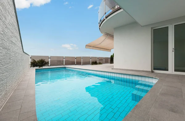 Building with pool — Stock Photo, Image