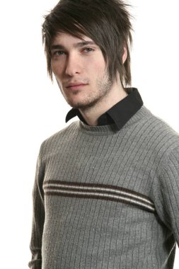 Beyaz arka plan üzerinde genç adam portresi