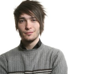 Beyaz arka plan üzerinde genç adam portresi