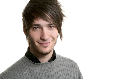 Beyaz arka plan üzerinde genç adam portresi