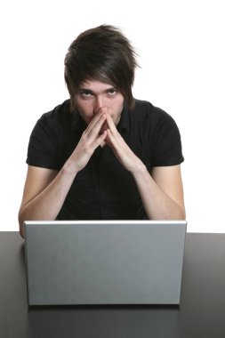 Beyaz arka plan üzerinde genç adam portresi