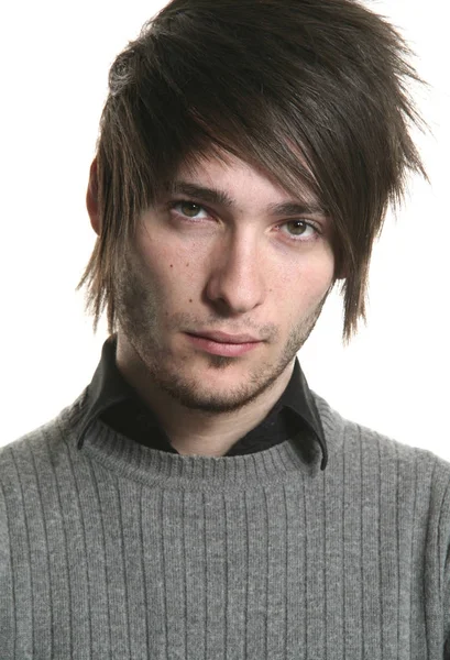 Beyaz arka plan üzerinde genç adam portresi