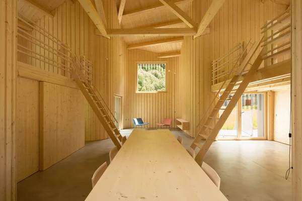 Intérieur de maison en bois moderne avec grande table — Photo