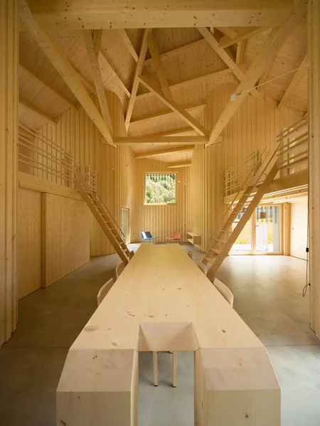 Intérieur de maison en bois moderne avec grande table — Photo