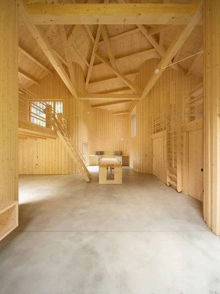 Intérieur de la maison en bois modrn — Photo