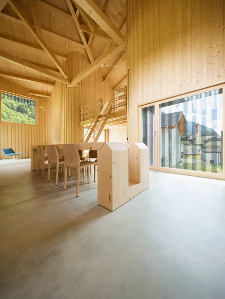 Интерьер современного деревянного дома — стоковое фото