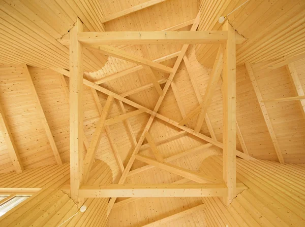 Plafond avec motif géométrique de poutres en bois — Photo