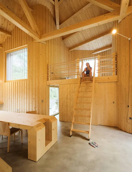 Intérieur de la maison en bois modrn — Photo