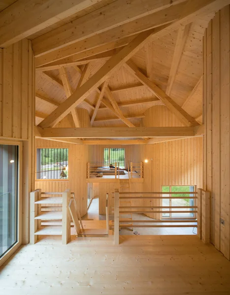 Intérieur de la maison en bois modrn — Photo