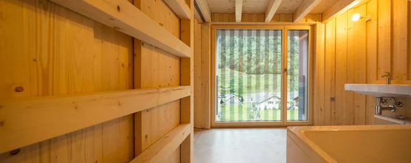 Интерьер деревянного дома — стоковое фото