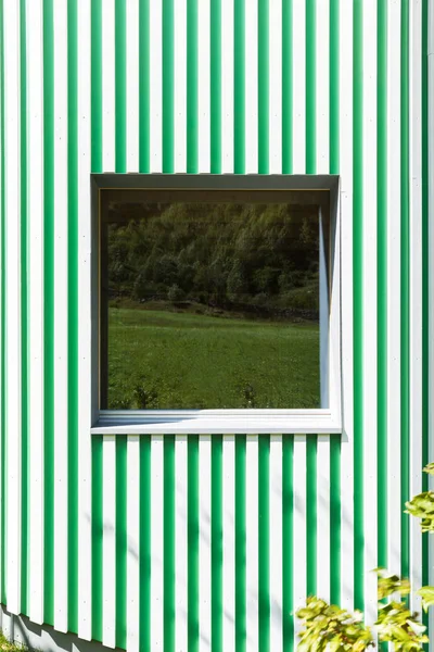 Yeşil ve beyaz çizgili duvar, modern tarz — Stok fotoğraf