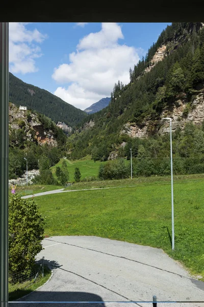 Talblick im Kanton Graubünden in der Schweiz — Stockfoto