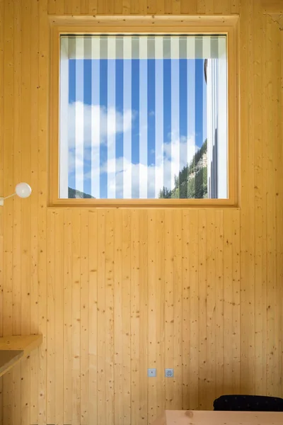 Trävägg med fönster, randigt glas — Stockfoto