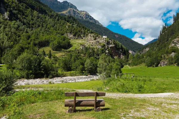 Panchina di legno nel parco, nessuno — Foto Stock