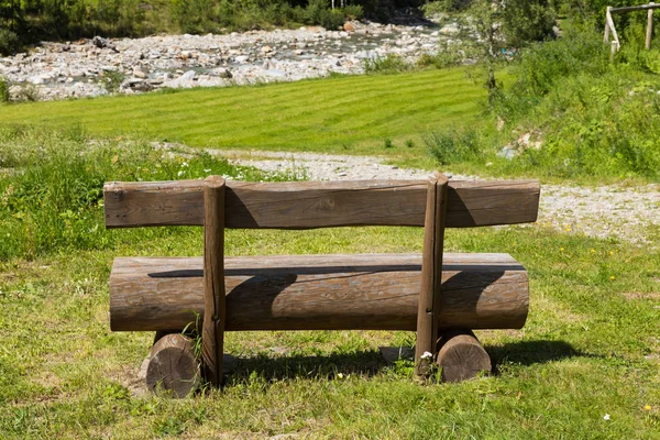 Panchina di legno nel parco, nessuno — Foto Stock