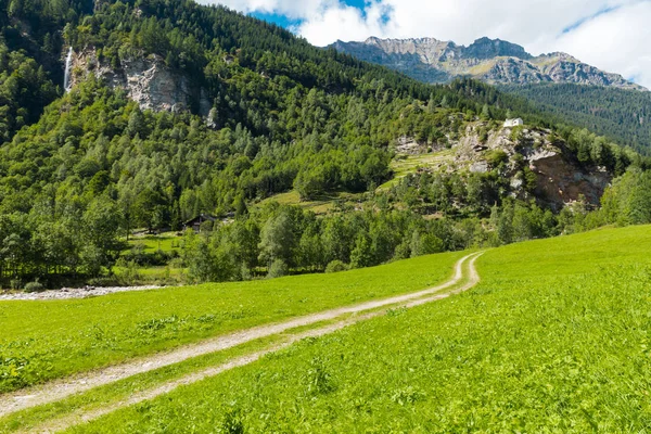 Krajina na švýcarské údolí v Rossa v Graubünden — Stock fotografie